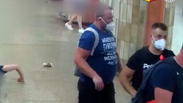 Muž se v metru zastal obtěžované ženy. Od útočníků dostal pěstí